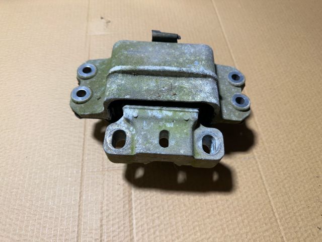 bontott SKODA OCTAVIA II Motor Tartó Bak Bal