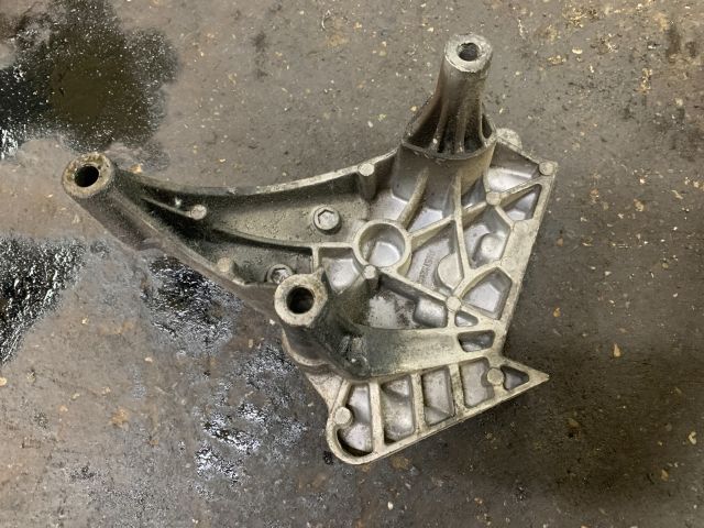 bontott SKODA OCTAVIA II Motor Tartó Bak (Fém)