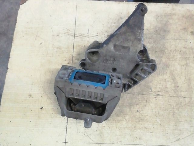 bontott SKODA OCTAVIA II Motor Tartó Bak Jobb