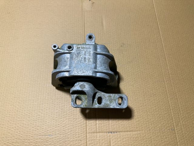 bontott SKODA OCTAVIA II Motor Tartó Bak Jobb