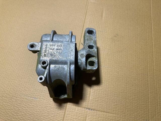 bontott SKODA OCTAVIA II Motor Tartó Bak Jobb