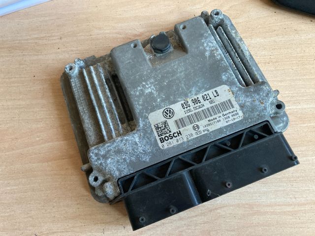 bontott SKODA OCTAVIA II Motorvezérlő