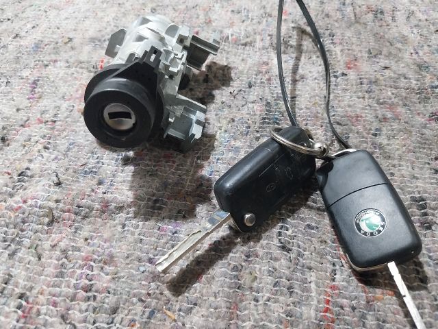 bontott SKODA OCTAVIA II Gyújtáskapcsoló Házzal