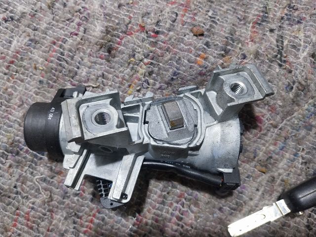 bontott SKODA OCTAVIA II Gyújtáskapcsoló Házzal