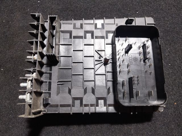 bontott SKODA OCTAVIA II Biztosítéktábla Motortér