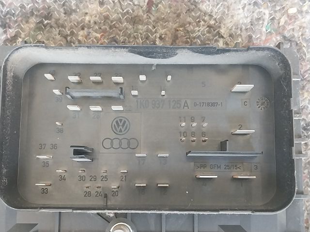 bontott SKODA OCTAVIA II Biztosítéktábla Motortér