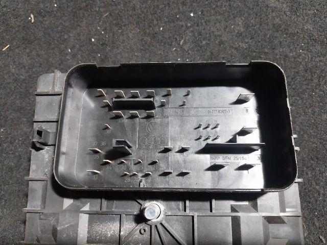 bontott SKODA OCTAVIA II Biztosítéktábla Motortér