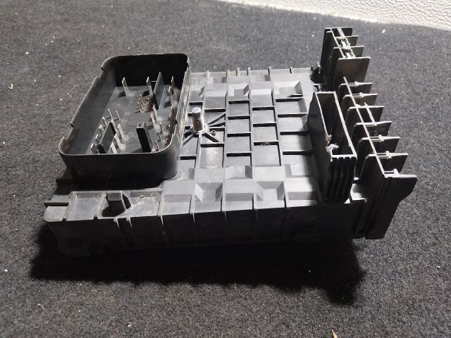 bontott SKODA OCTAVIA II Biztosítéktábla Motortér