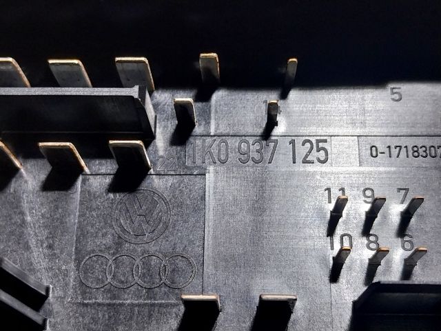 bontott SKODA OCTAVIA II Biztosítéktábla Motortér