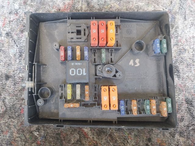 bontott SKODA OCTAVIA II Biztosítéktábla Motortér