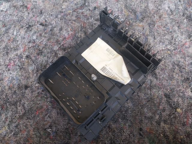 bontott SKODA OCTAVIA II Biztosítéktábla Motortér