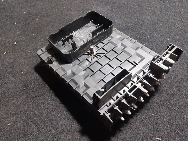 bontott SKODA OCTAVIA II Biztosítéktábla Motortér