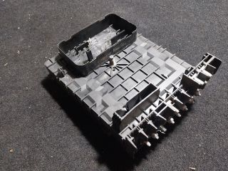 bontott SKODA OCTAVIA II Biztosítéktábla Motortér