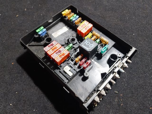 bontott SKODA OCTAVIA II Biztosítéktábla Motortér