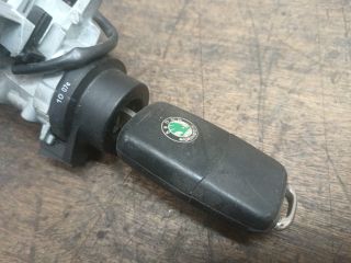 bontott SKODA OCTAVIA II Gyújtáskapcsoló Házzal