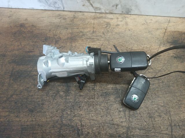 bontott SKODA OCTAVIA II Gyújtáskapcsoló Házzal