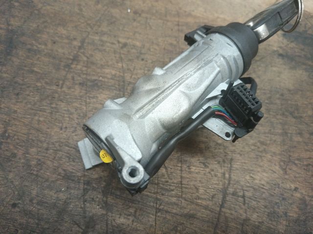 bontott SKODA OCTAVIA II Gyújtáskapcsoló Házzal