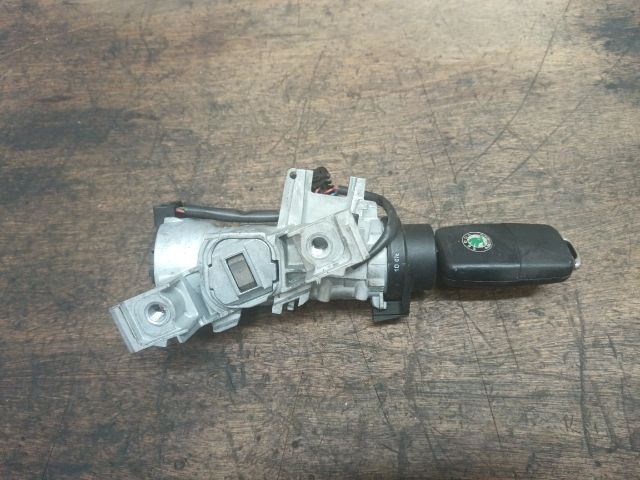 bontott SKODA OCTAVIA II Gyújtáskapcsoló Házzal