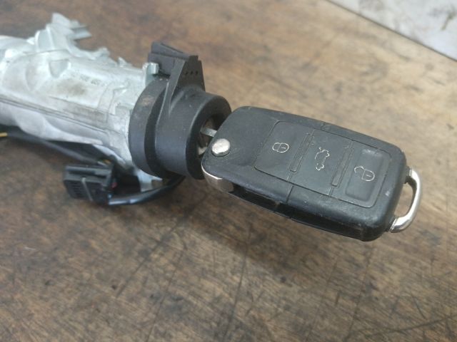 bontott SKODA OCTAVIA II Gyújtáskapcsoló Házzal