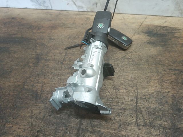 bontott SKODA OCTAVIA II Gyújtáskapcsoló Házzal