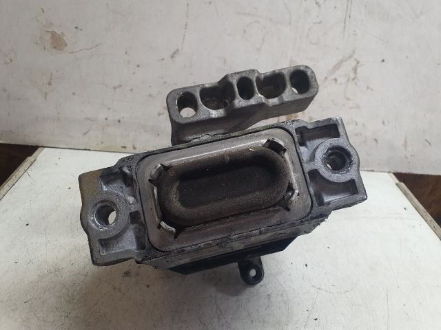 bontott SKODA OCTAVIA II Motor Tartó Bak Jobb