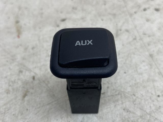 bontott SKODA OCTAVIA II AUX Csatlakozó