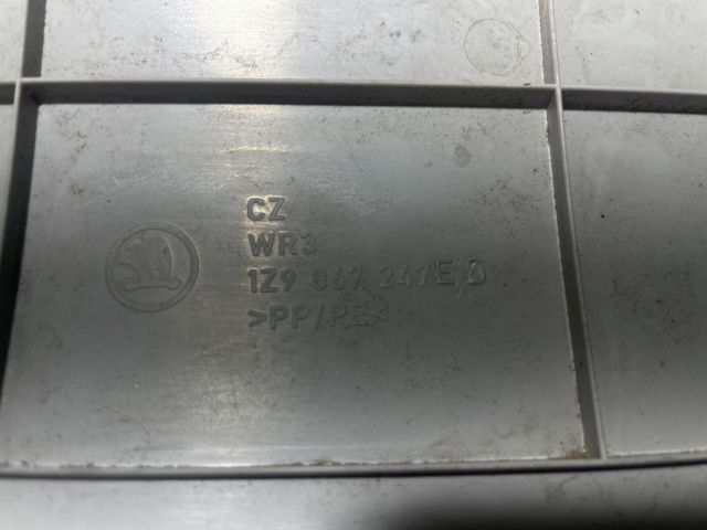 bontott SKODA OCTAVIA II Bal C Oszlop Burkolat