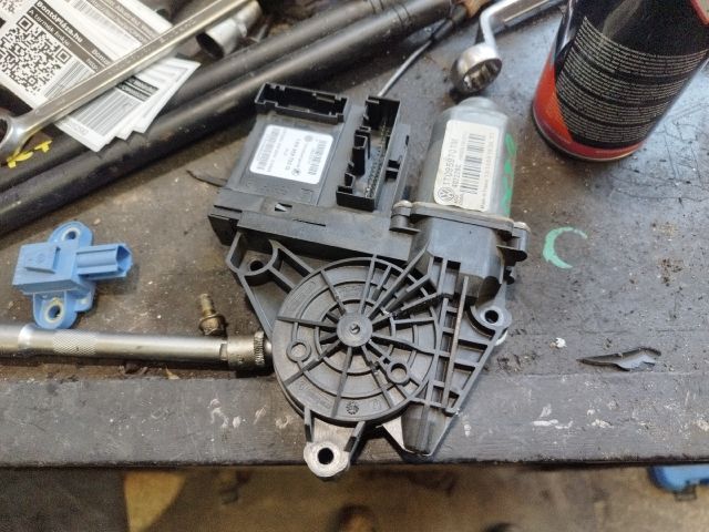 bontott SKODA OCTAVIA II Bal első Ablakemelő Motor