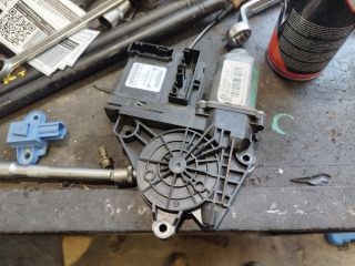 bontott SKODA OCTAVIA II Bal első Ablakemelő Motor