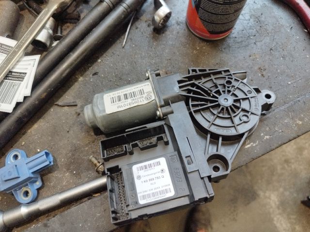 bontott SKODA OCTAVIA II Bal első Ablakemelő Motor