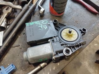 bontott SKODA OCTAVIA II Bal első Ablakemelő Motor