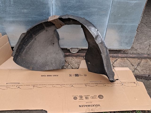 bontott SKODA OCTAVIA II Bal első Dobbetét (Kerékjárati, Műanyag)