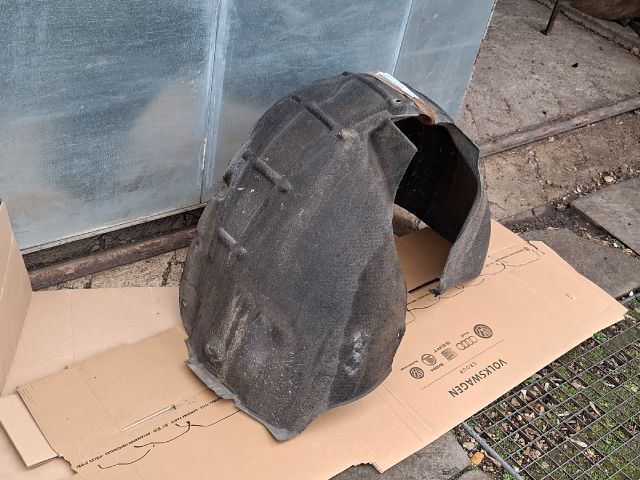 bontott SKODA OCTAVIA II Bal első Dobbetét (Kerékjárati, Műanyag)