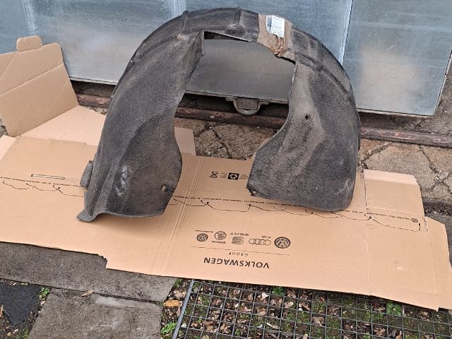 bontott SKODA OCTAVIA II Bal első Dobbetét (Kerékjárati, Műanyag)