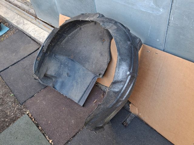 bontott SKODA OCTAVIA II Bal első Dobbetét (Kerékjárati, Műanyag)