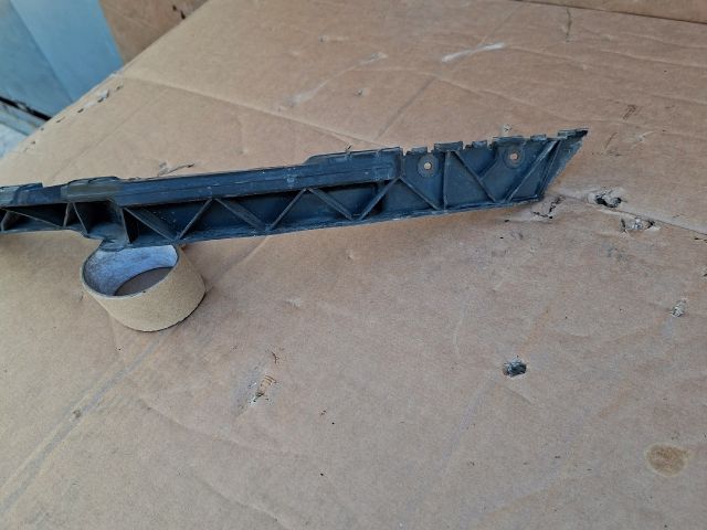 bontott SKODA OCTAVIA II Bal első Lökhárító Tartó (Műanyag)