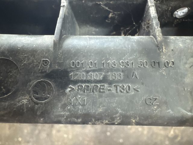 bontott SKODA OCTAVIA II Bal első Lökhárító Tartó (Műanyag)