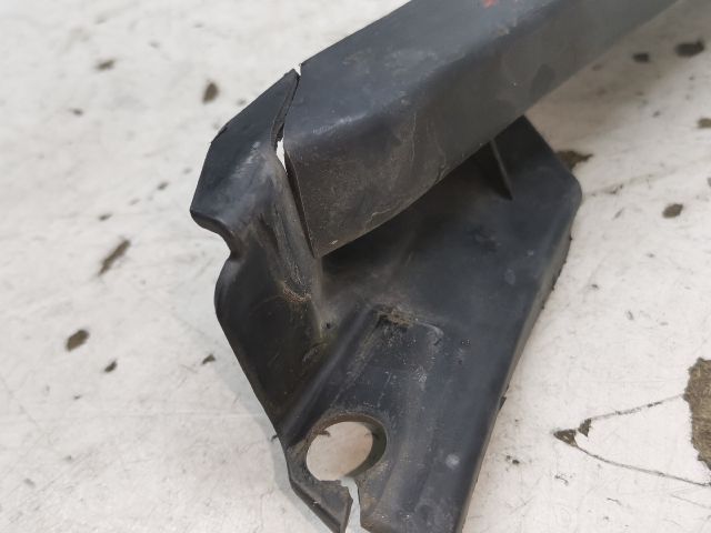 bontott SKODA OCTAVIA II Bal első Lökhárító Tartó (Műanyag)