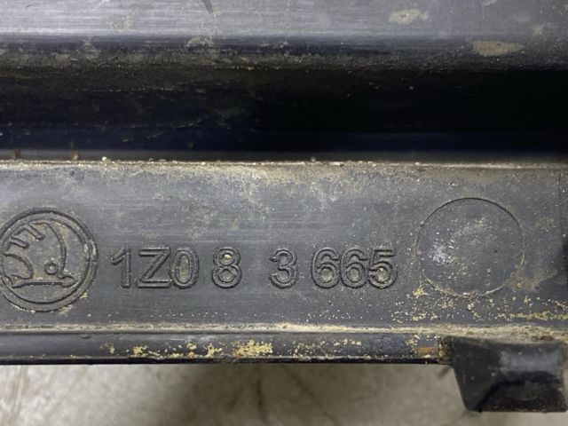 bontott SKODA OCTAVIA II Bal első Lökhárító Tartó (Műanyag)