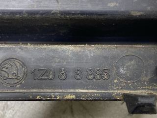 bontott SKODA OCTAVIA II Bal első Lökhárító Tartó (Műanyag)