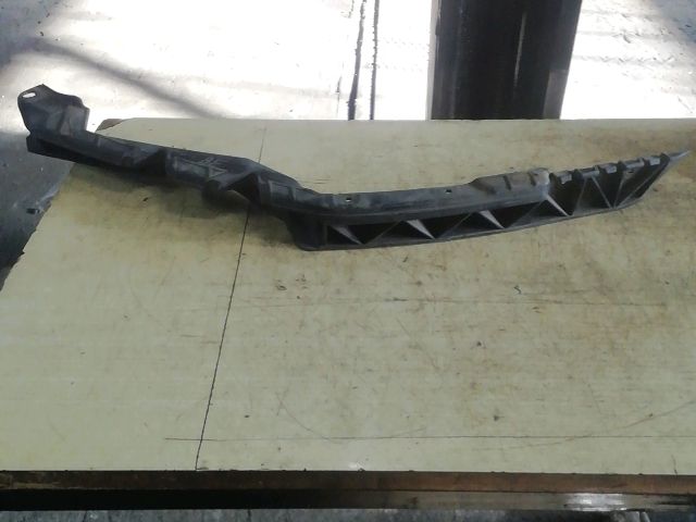 bontott SKODA OCTAVIA II Bal első Lökhárító Tartó (Műanyag)