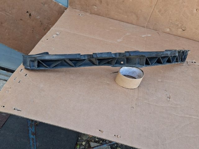 bontott SKODA OCTAVIA II Bal első Lökhárító Tartó (Műanyag)