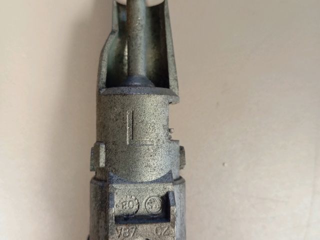 bontott SKODA OCTAVIA II Bal első Zárbetét