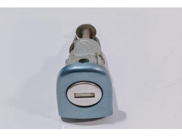 bontott SKODA OCTAVIA II Bal első Zárbetét