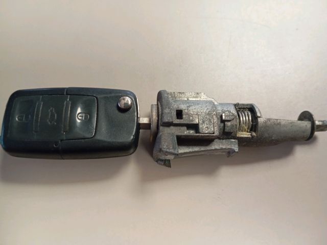 bontott SKODA OCTAVIA II Bal első Zárbetét