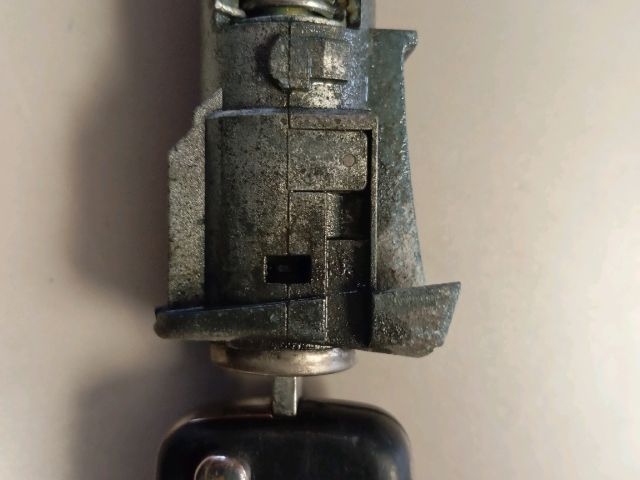 bontott SKODA OCTAVIA II Bal első Zárbetét