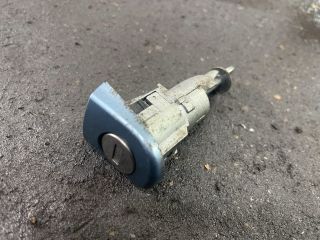 bontott SKODA OCTAVIA II Bal első Zárbetét