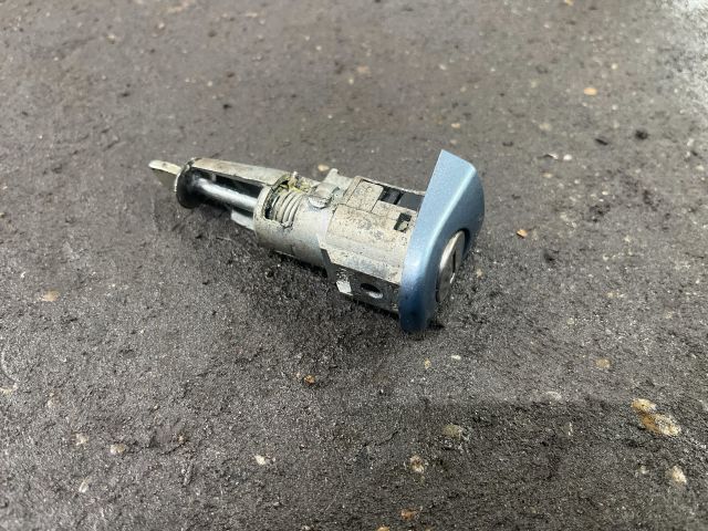 bontott SKODA OCTAVIA II Bal első Zárbetét