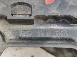 bontott SKODA OCTAVIA II Bal Fényszóró Tartó