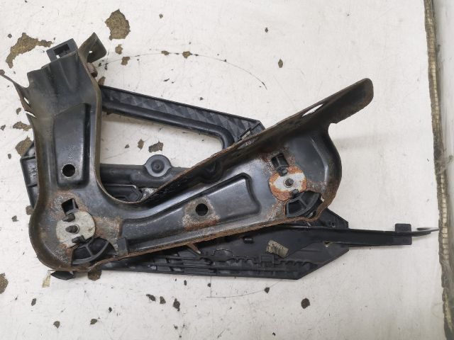 bontott SKODA OCTAVIA II Bal Fényszóró Tartó